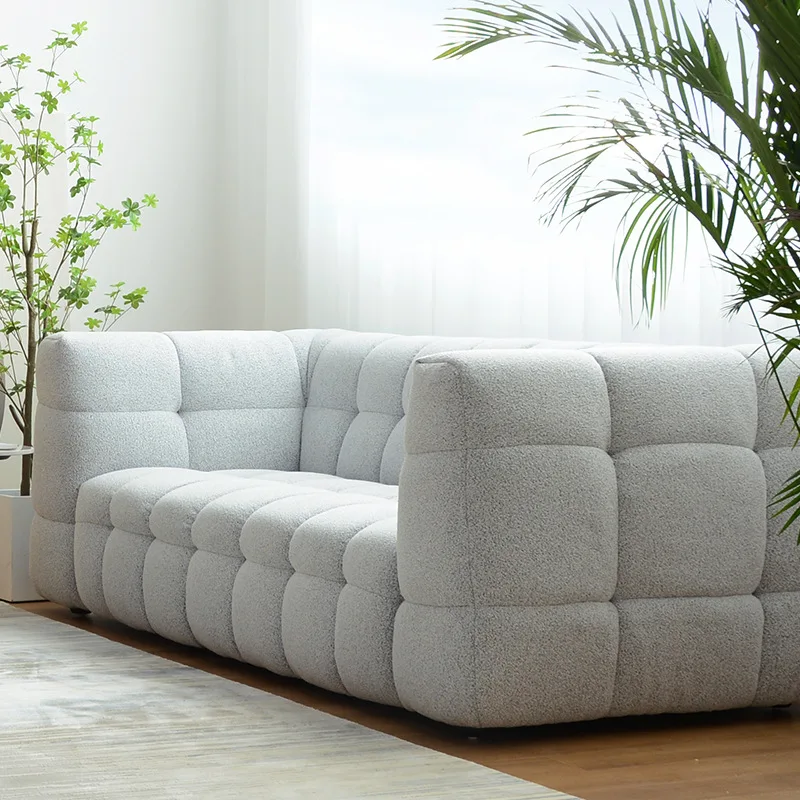 クラウドソファ、小さなアパートのリビングルーム、クリーム色の家具スタイル、フレンチラムウール、ファブリック、アパートホテル