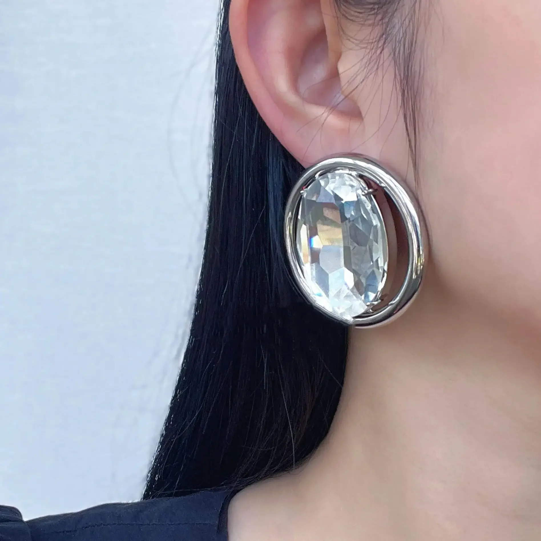 Pendientes redondos de cristal grandes de diseñador elegante de Europa América Clip de oreja para mujer joyería de encanto de alta calidad tendencia 2025