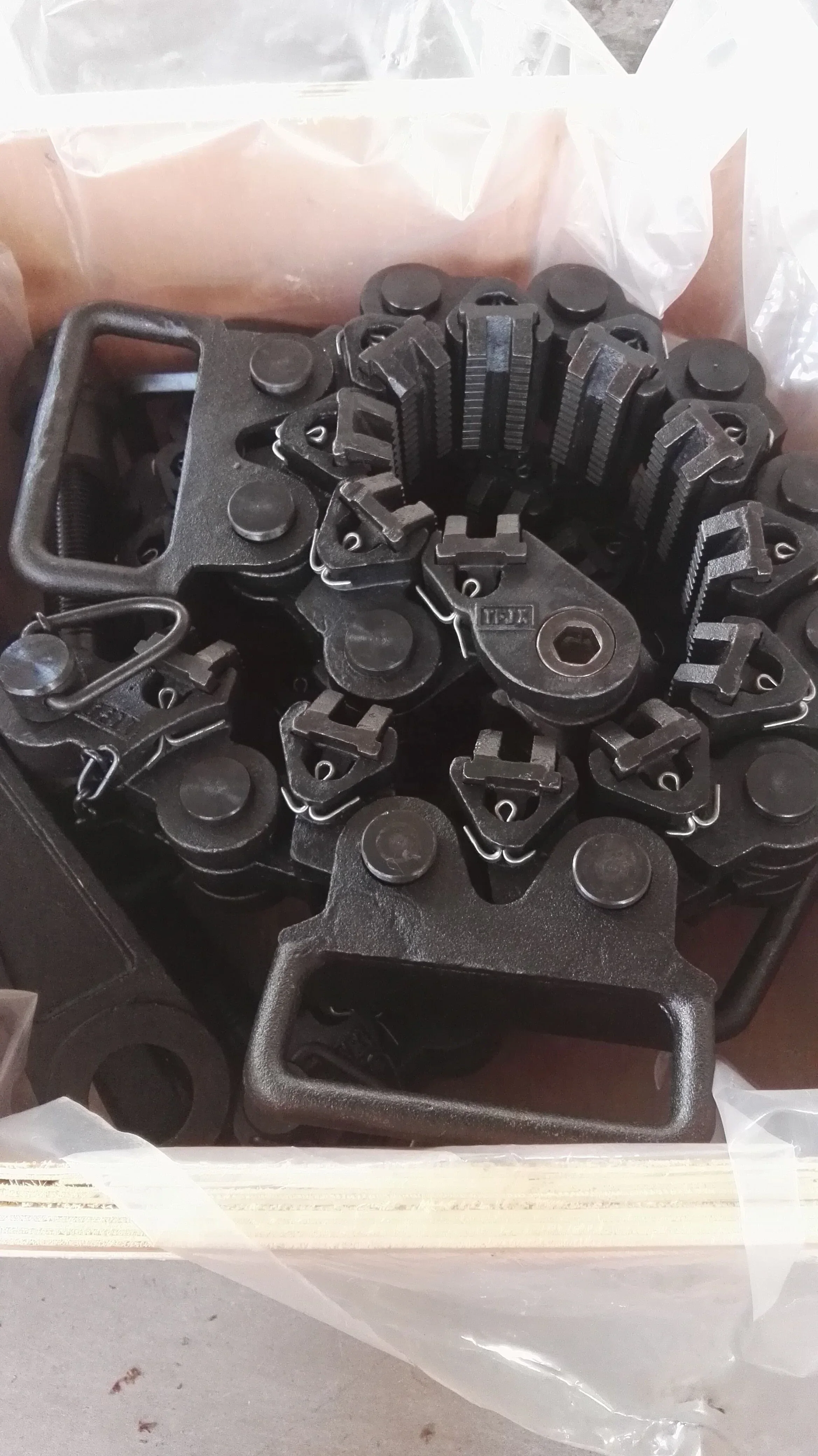 

Oil Field Safety Pliers – For Rotary Oil Drilling Tools