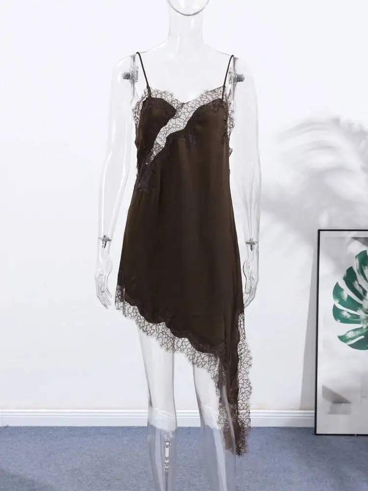 Brązowa Satynowa Seksowna Sukienka na Ramiączkach z Koronkowymi Wstawkami, Krótka, z Dekoltem w Serek, Bez Rękawów, z Odkrytymi Plecami, Asymetryczna Sukienka na Imprezę, Letnia Sukienka Damska 2025