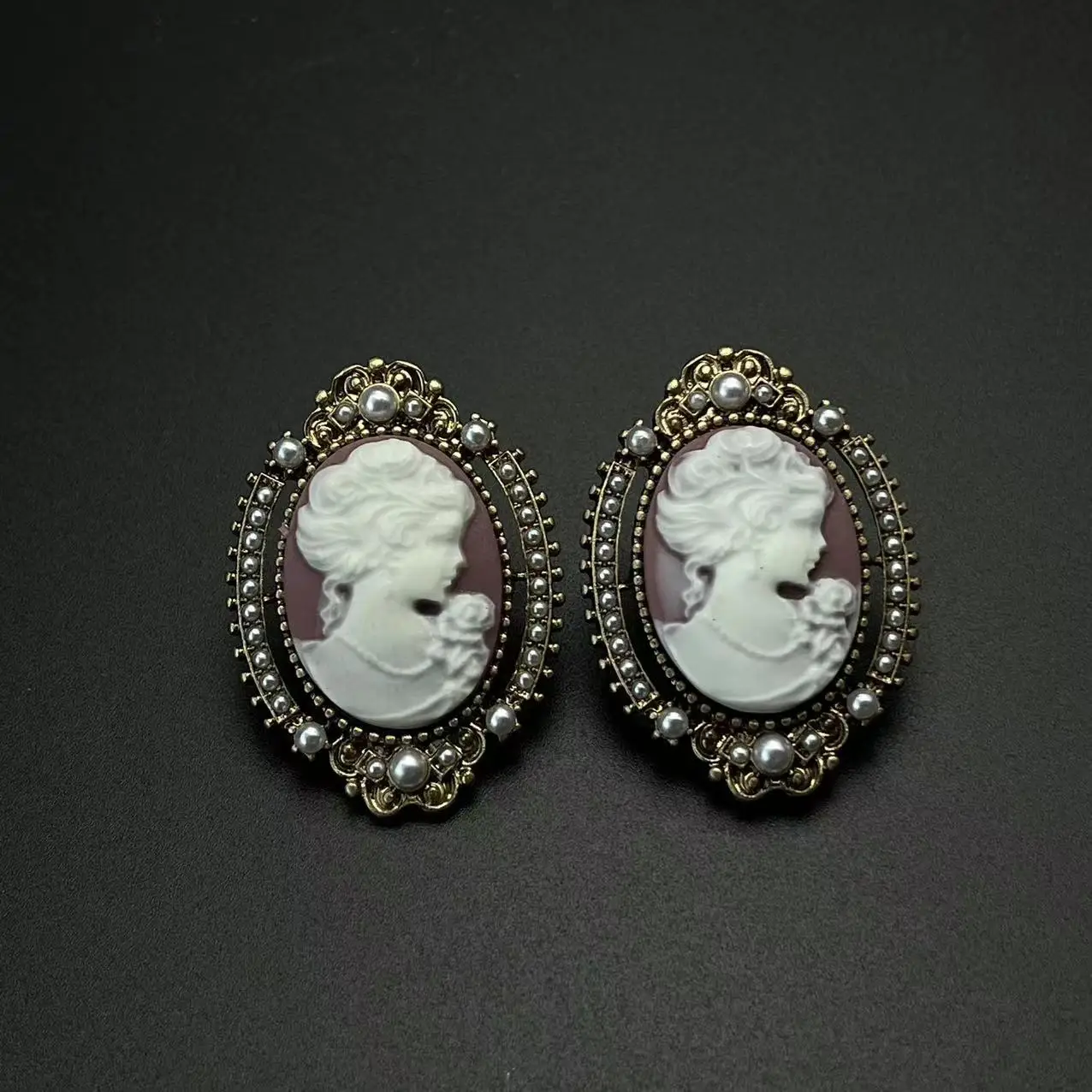 

Vintage Retro Temperament Light Luxury Palace Style Earrings Embossed Three-dimensional Cameo Inlaid Pearl Earrings