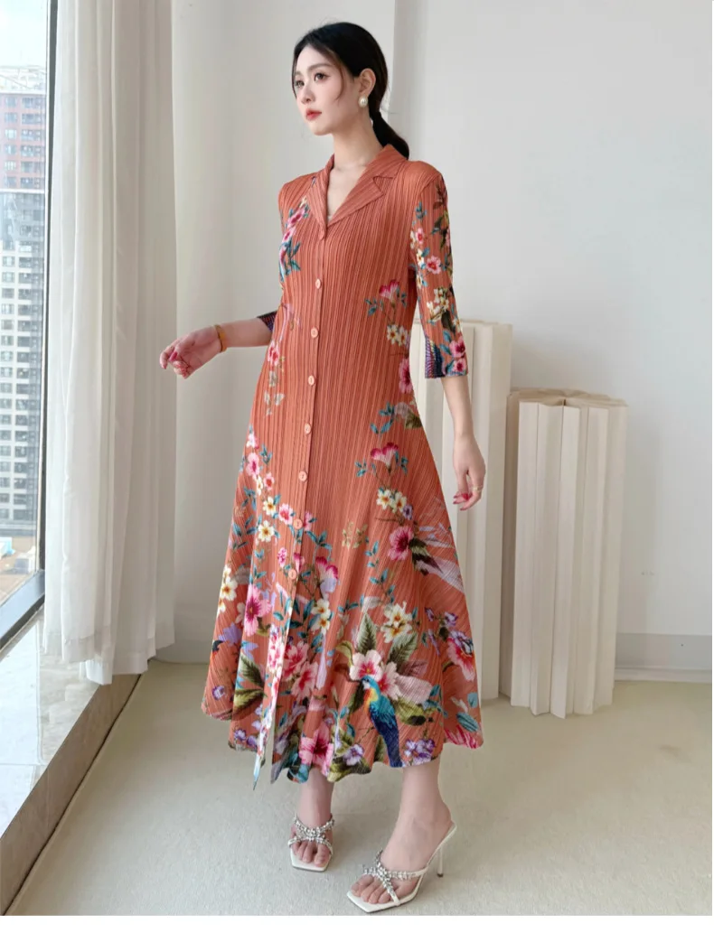 Blumendruck Miyake Plissiertes Kleid mit Reverskragen, 3/4-Ärmeln und Knopfleiste, Midi-Länge, Leichtes Freizeitkleid für den Alltag, Stilvolles Damenkleid – Detail 8
