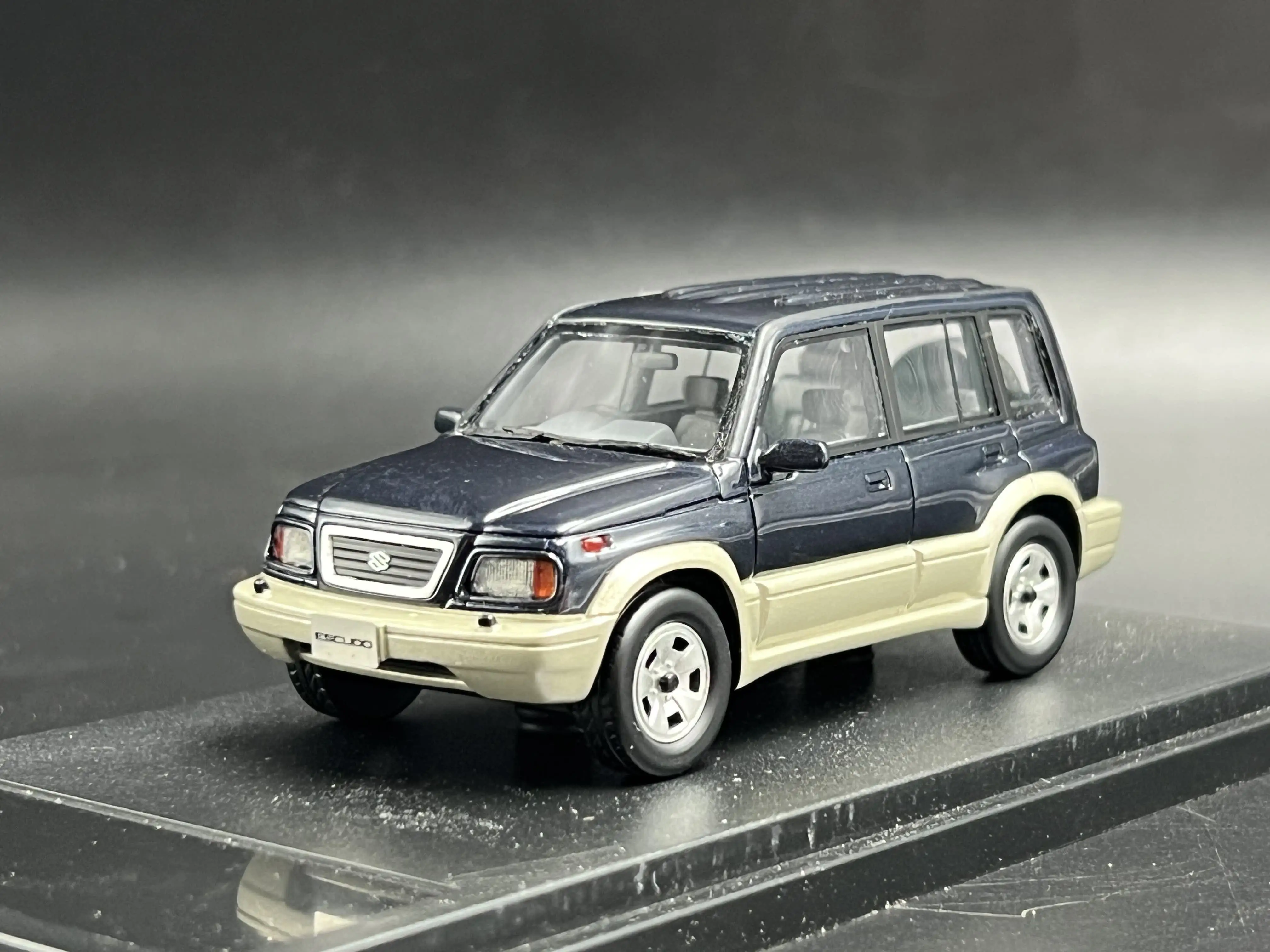 hi-story-modele-reduit-en-resine-de-la-suzuki-escudo-nomade-1994-echelle-1-43