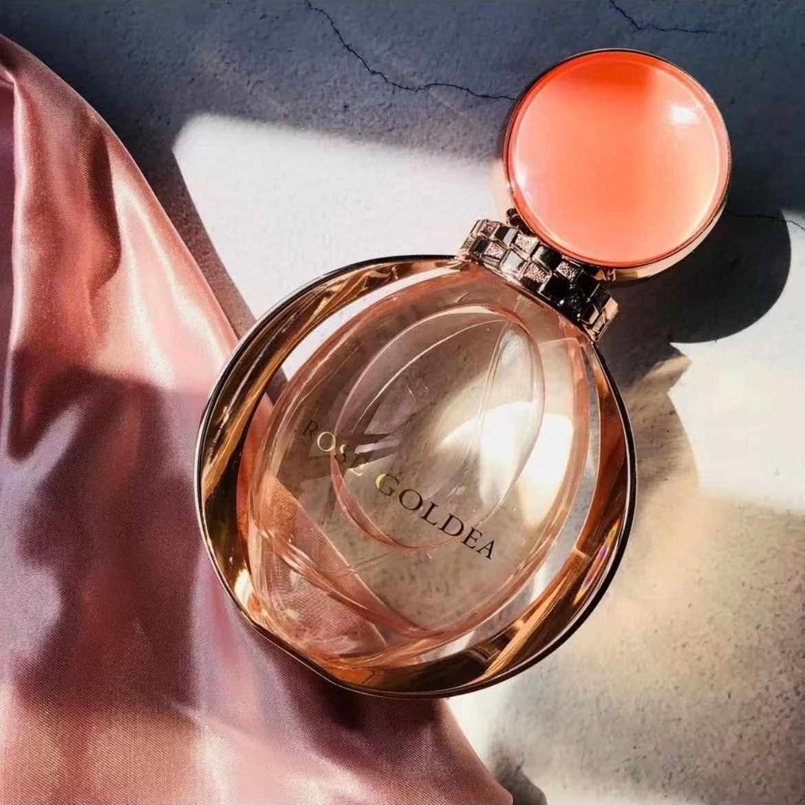 ローズウッドとムスクの香りが暖かく洗練された香りを添える、ラグジュアリーな90MLブランド香水スプレー。通勤やデートに最適です。