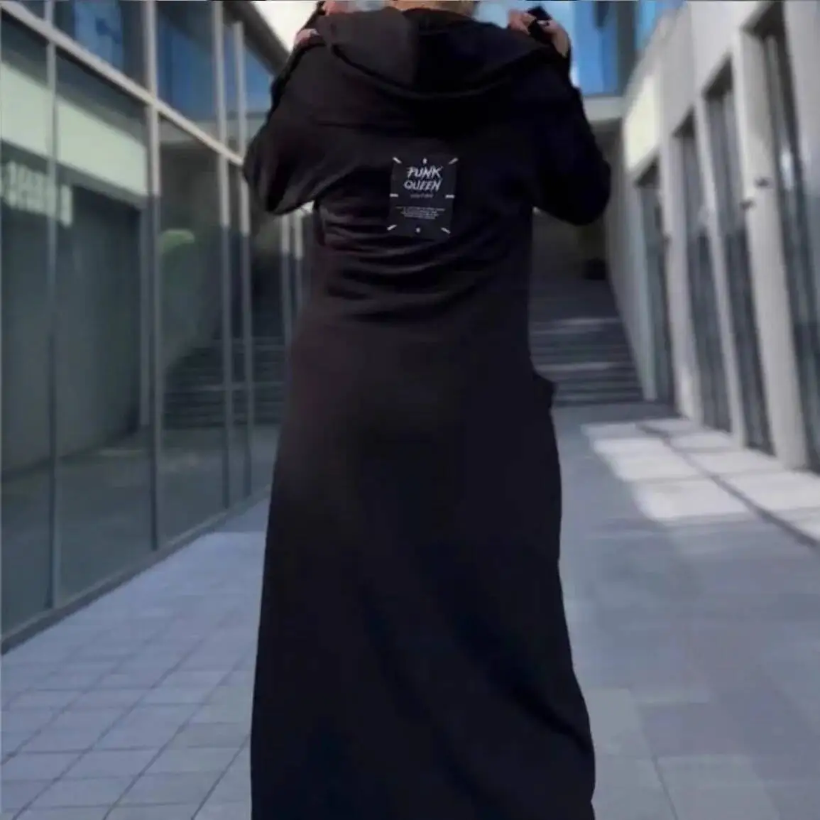 سترة طويلة غير منتظمة للنساء لخريف وشتاء 2025 بلون سادة وجيب بسحاب