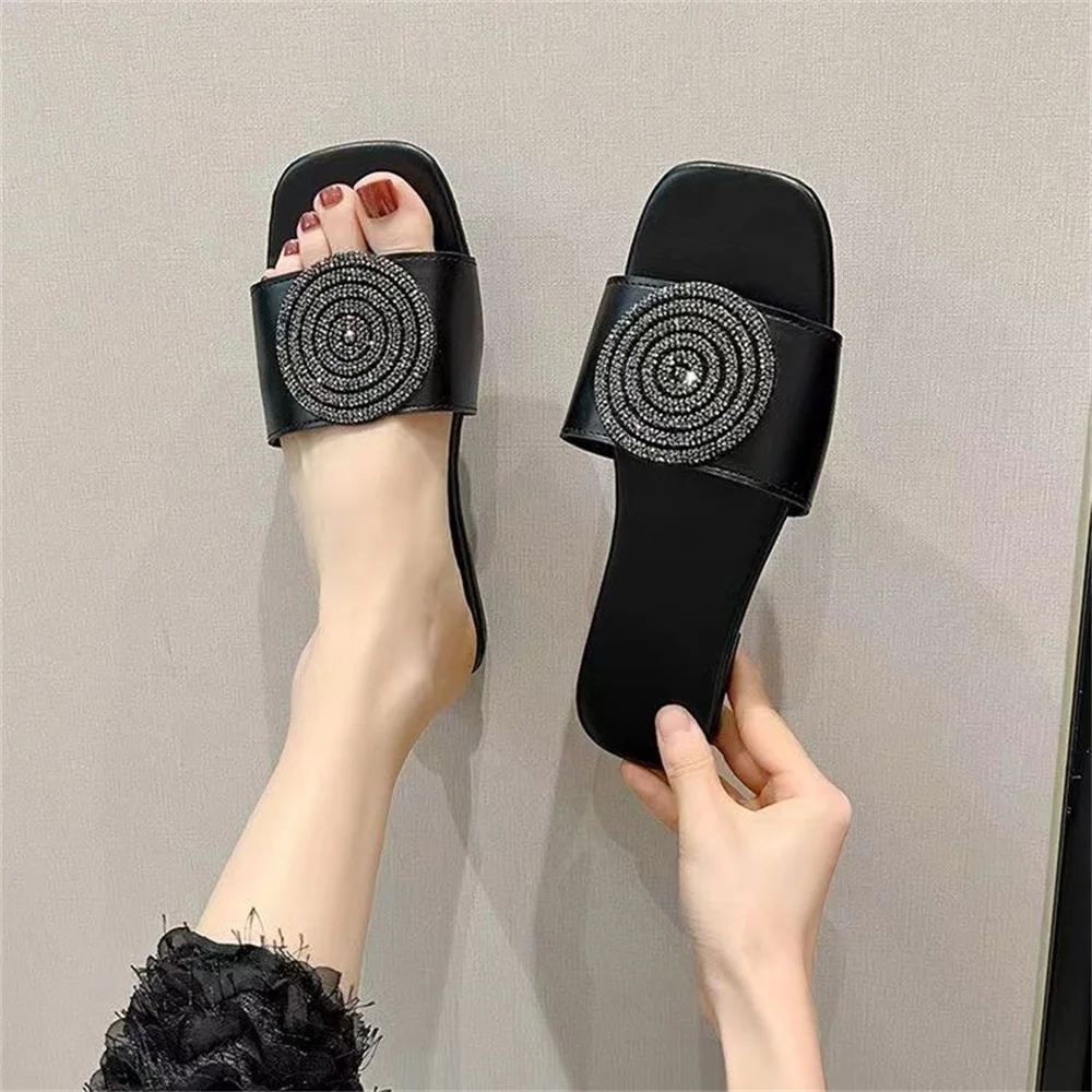 Super soft bottom plus size sandals and slippers wear 2024 niche fashion fairy flat slippers in summer.