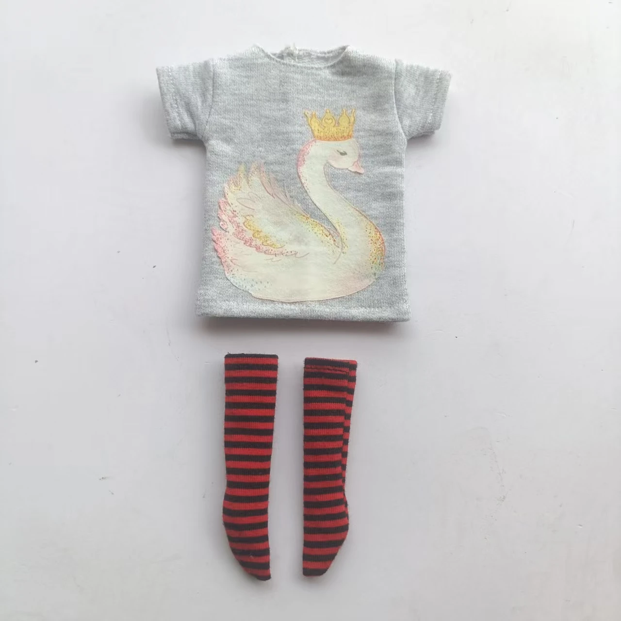 Handgefertigte OB24 1/6 Puppenkleidung, Cartoon-Print Kurzarm-T-Shirt + gestreifte Socken, kann als Zubehör für 1/6 Puppen verwendet werden. – Detail 2