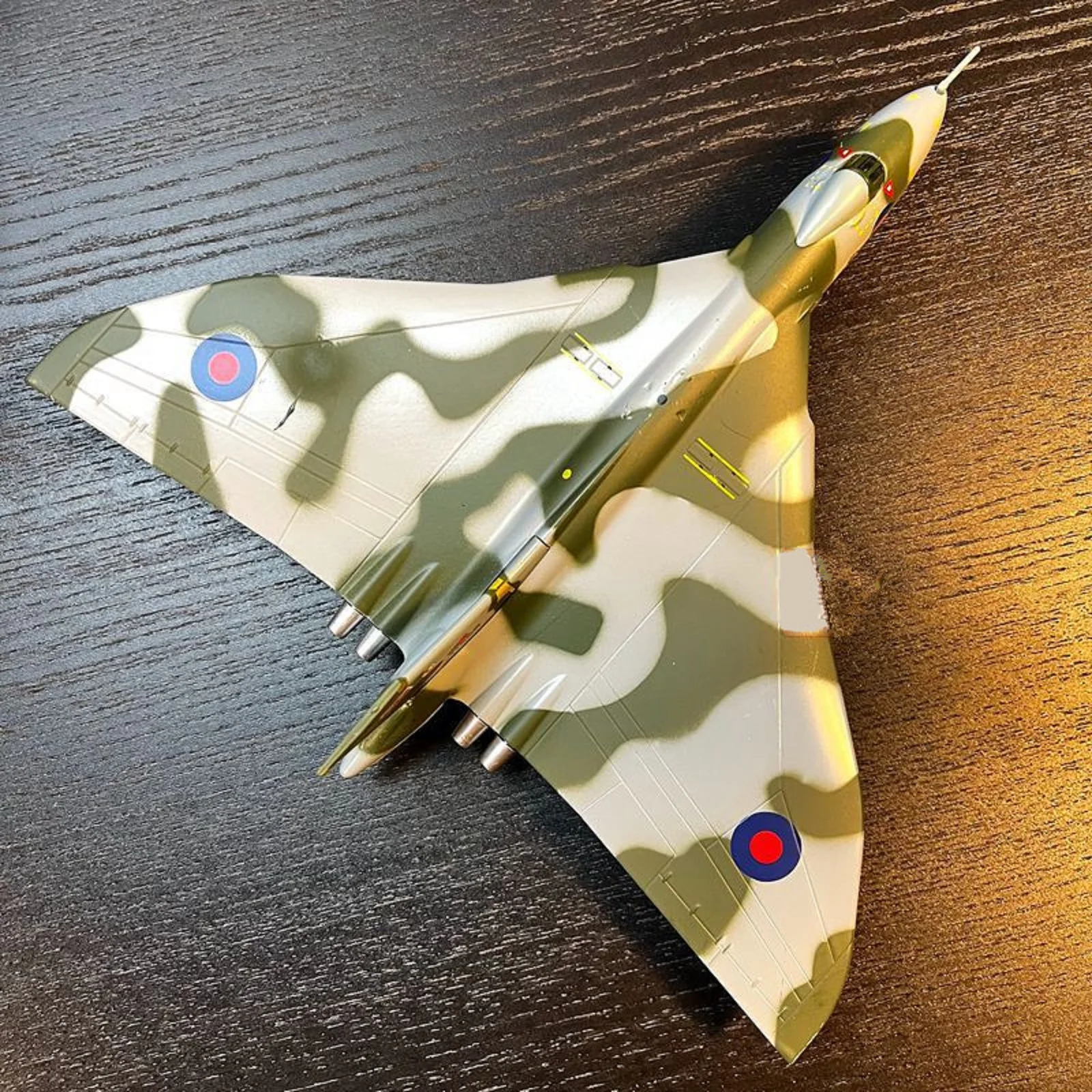 محاكاة عالية 1/144 مقياس سبيكة نماذج الطائرات أفرو فولكان منفذها المعادن العسكرية نموذج طائرة طائرة تذكارية عرض ديكور