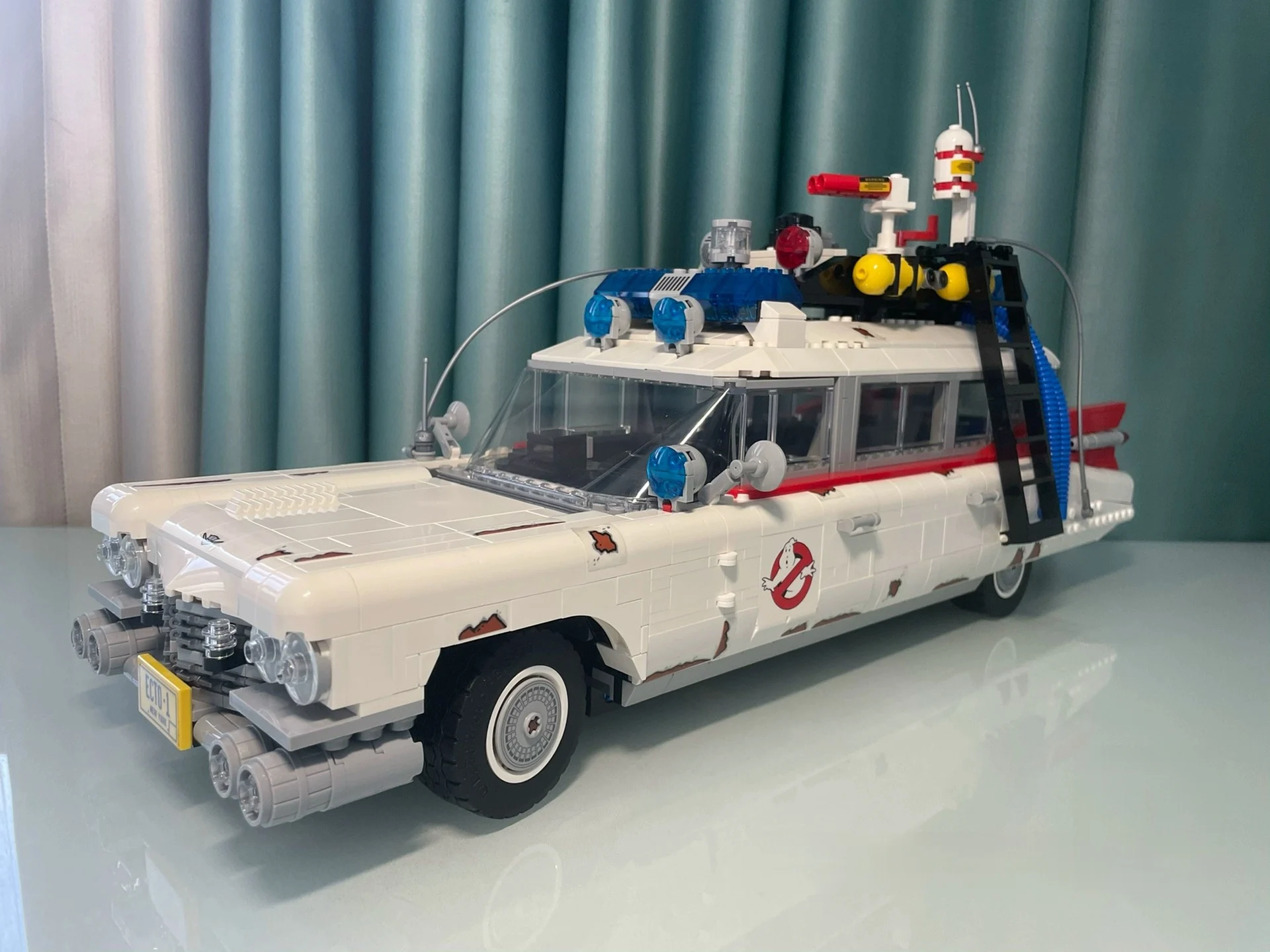 В наличии Хэллоуин Рождественские подарки Ghostbuster Ecto-1 Строительные блоки Модель автомобиля Moc Совместимость 10274 Дисплей Кирпичи