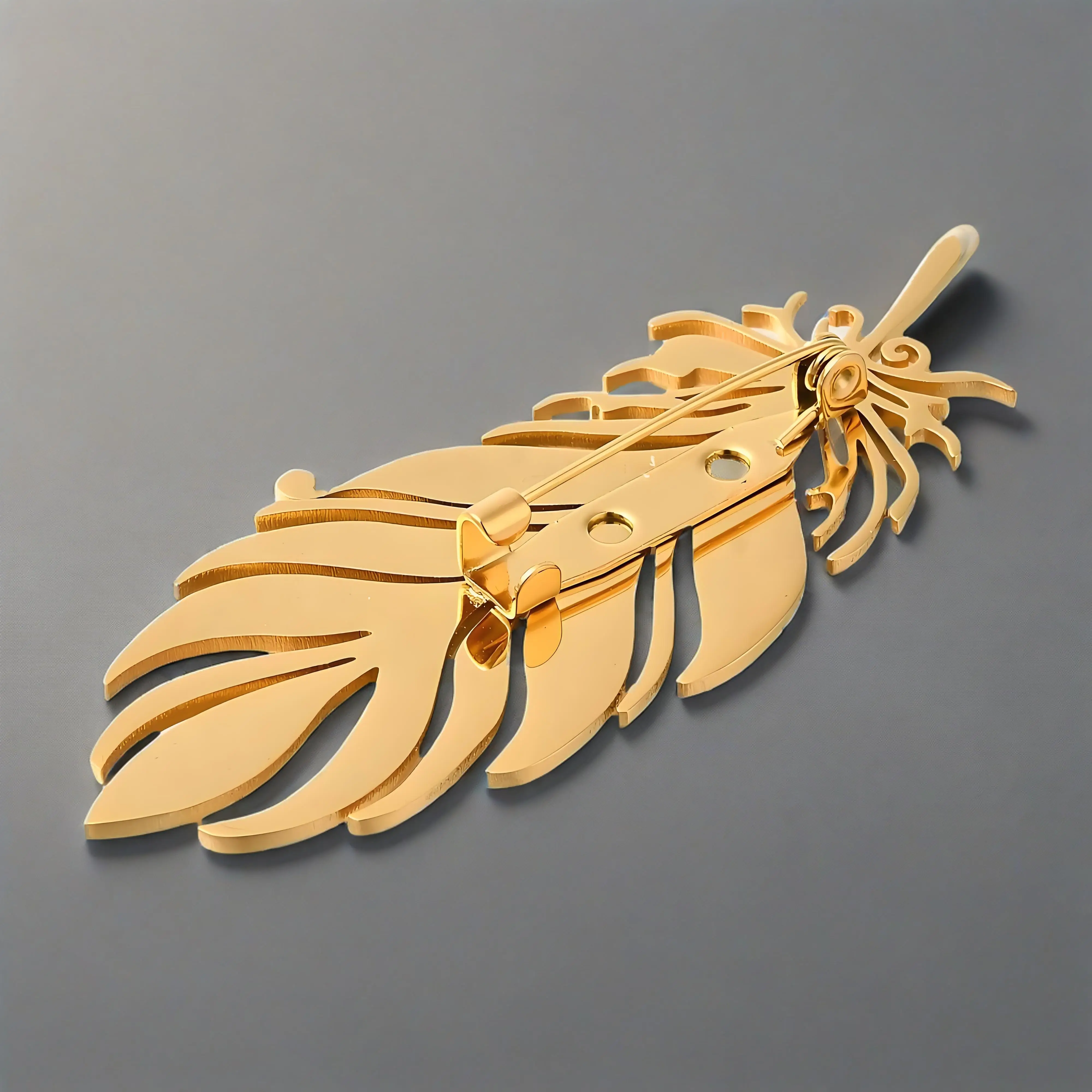 Vergoldete Federbrosche, exquisite, ausgehöhlte Design-Anstecknadel, stilvoller Schmuck für Damen und Herren, ideales Geschenk für den Alltag