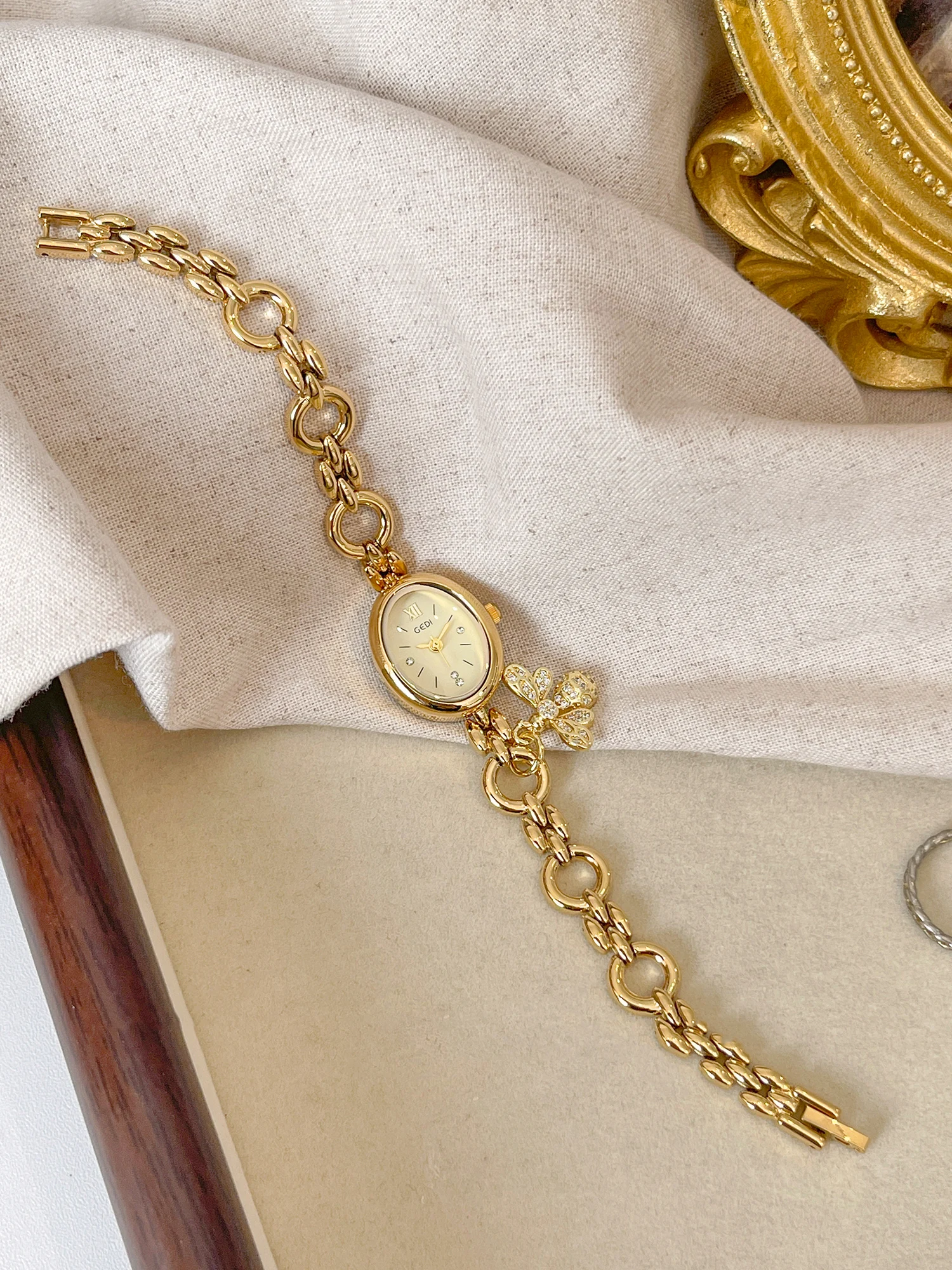 2025 ساعات نسائية فاخرة ريترو مع قلادة على شكل سوار عصرية عالية الجودة ساعة يد كوارتز نسائية خفيفة الوزن