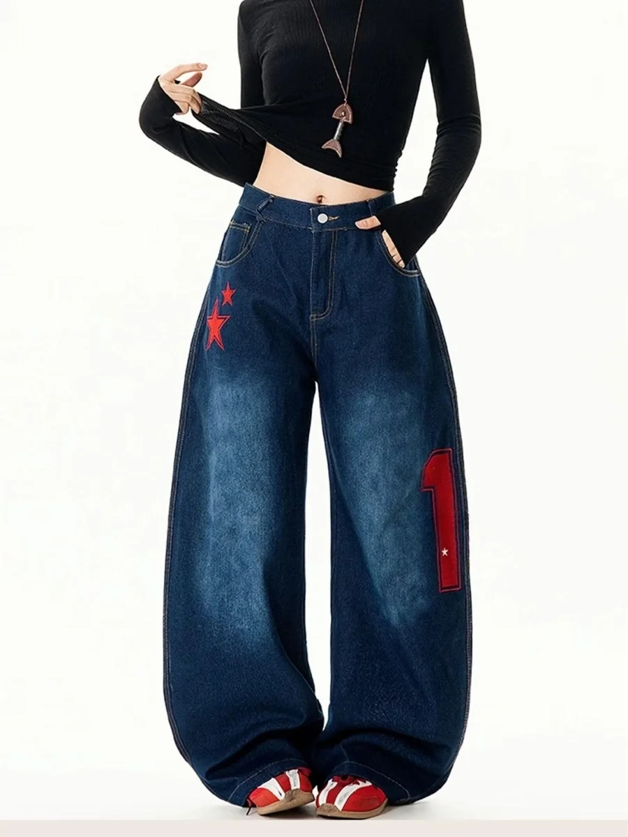 Calça Jeans Azul Escuro Lavado com Bordado de Letras e Estrelas Estilo Coreano Solta de Perna Larga Streetwear para Homens e ...