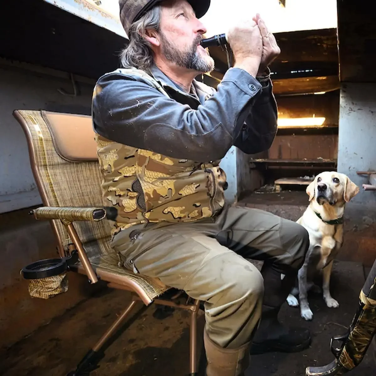 كرسي صيد دوار XL – شديد التحمل 360 درجة °   مقعد أعمى صامت يدعم 300 رطل، ومساند للذراعين المبطنة، وأقدام لجميع التضاريس، وحامل الأكواب