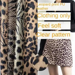 Abbigliamento con stampa leopardata Tessuto in pelle PU Imitazione pelle Fondo in cotone Tessuti alla moda dal design morbido e delicato sulla pelle