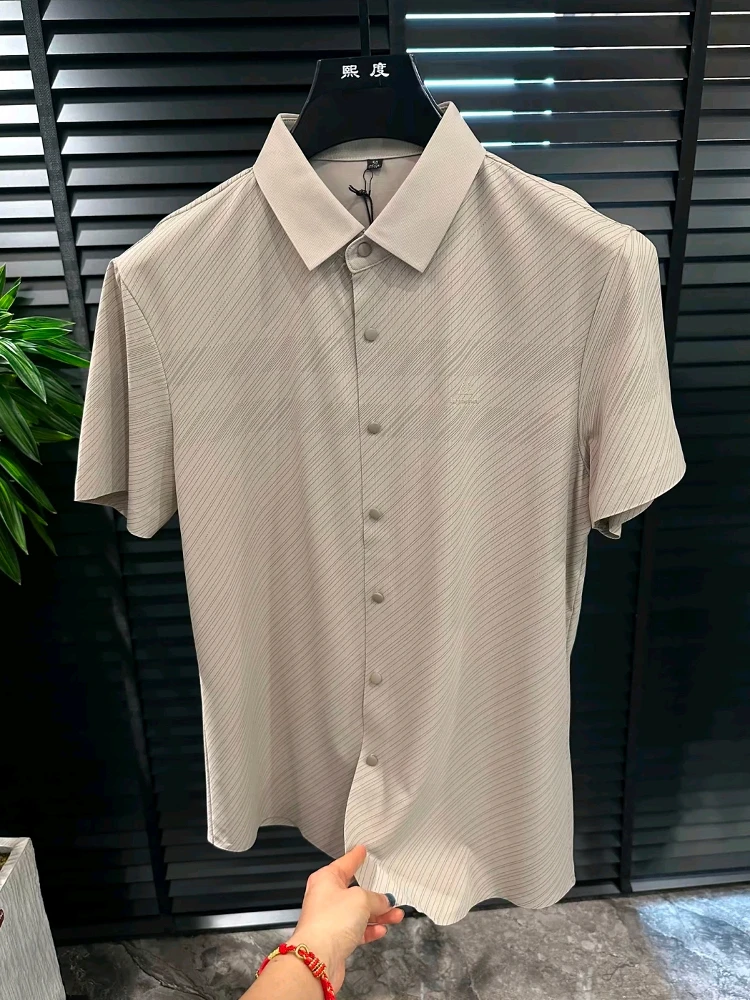 

Высококачественная мужская летняя модная повседневная рубашка с коротким рукавом, приятная к телу, с классическим воротником, универсальная, стильная, для делового стиля.