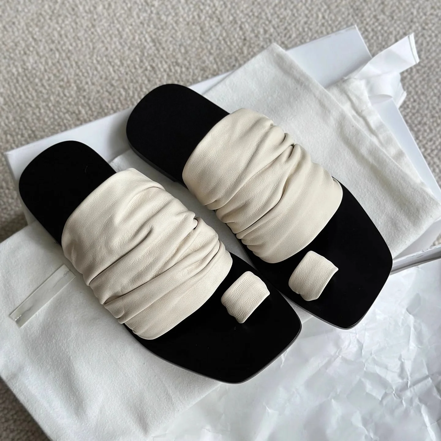 

Новые женские уличные тапочки Blood Sacrifice 2022, плиссированные пляжные женские туфли без шнуровки из натуральной кожи с квадратным носком и плоской подошвой