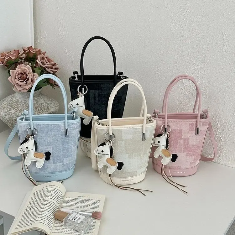 

Сумка для подгузников с защитой от царапин, изготовленная из высококачественного материала, устойчивого к износу и разрывам, для частого и длительного ежедневного использования.