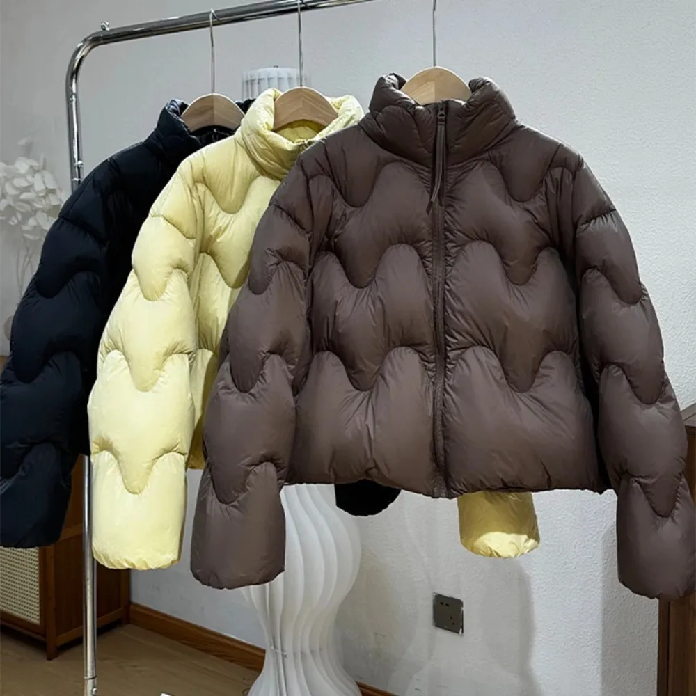 Chaqueta de plumón ligera para mujer, chaqueta acolchada corta holgada y esponjosa con cuello levantado, patrón de onda de otoño, abrigo cálido de plumón de pato blanco para invierno