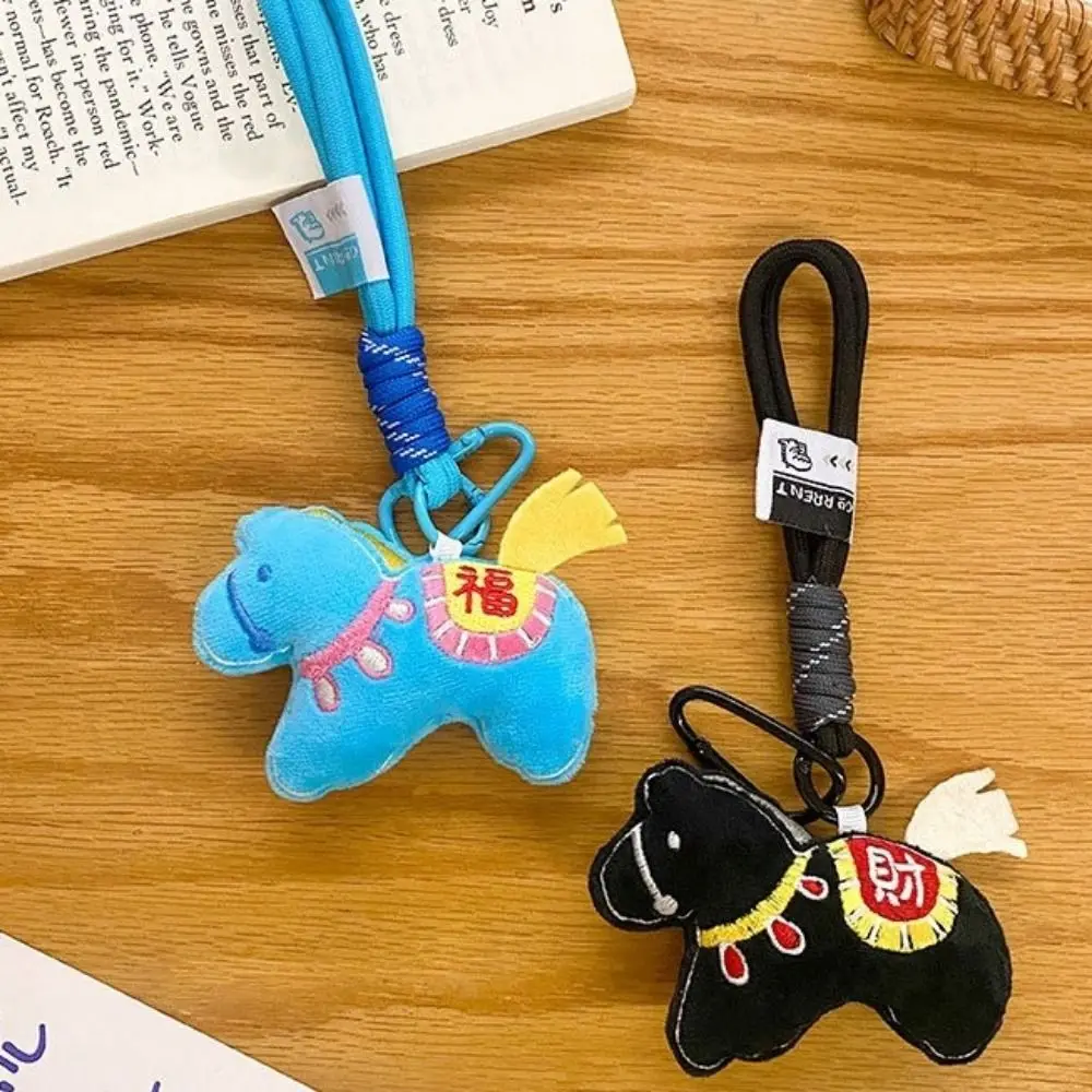 LLavero de peluche con forma de caballo, decoración colgante, diseño bonito, llavero del año del caballo, adornos para mochila, mascota de la suerte