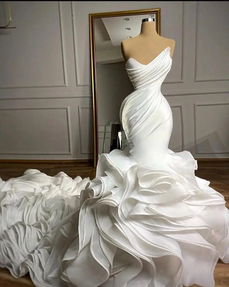 Vestido de casamento sem alças sem mangas, lindo bege vestido nupcial plissado com borda encaracolada, elegante vestido de baile sereia, trem do assoalho-comprimento