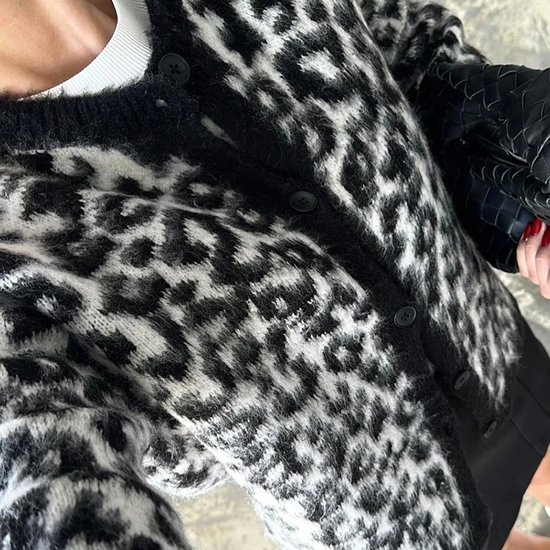 TARUXY Fashion Lepard Knitted Sweater Cardigan For Women Loose Casual Long Sleeve Retro Single Breatted Sweater Autumn Outwear