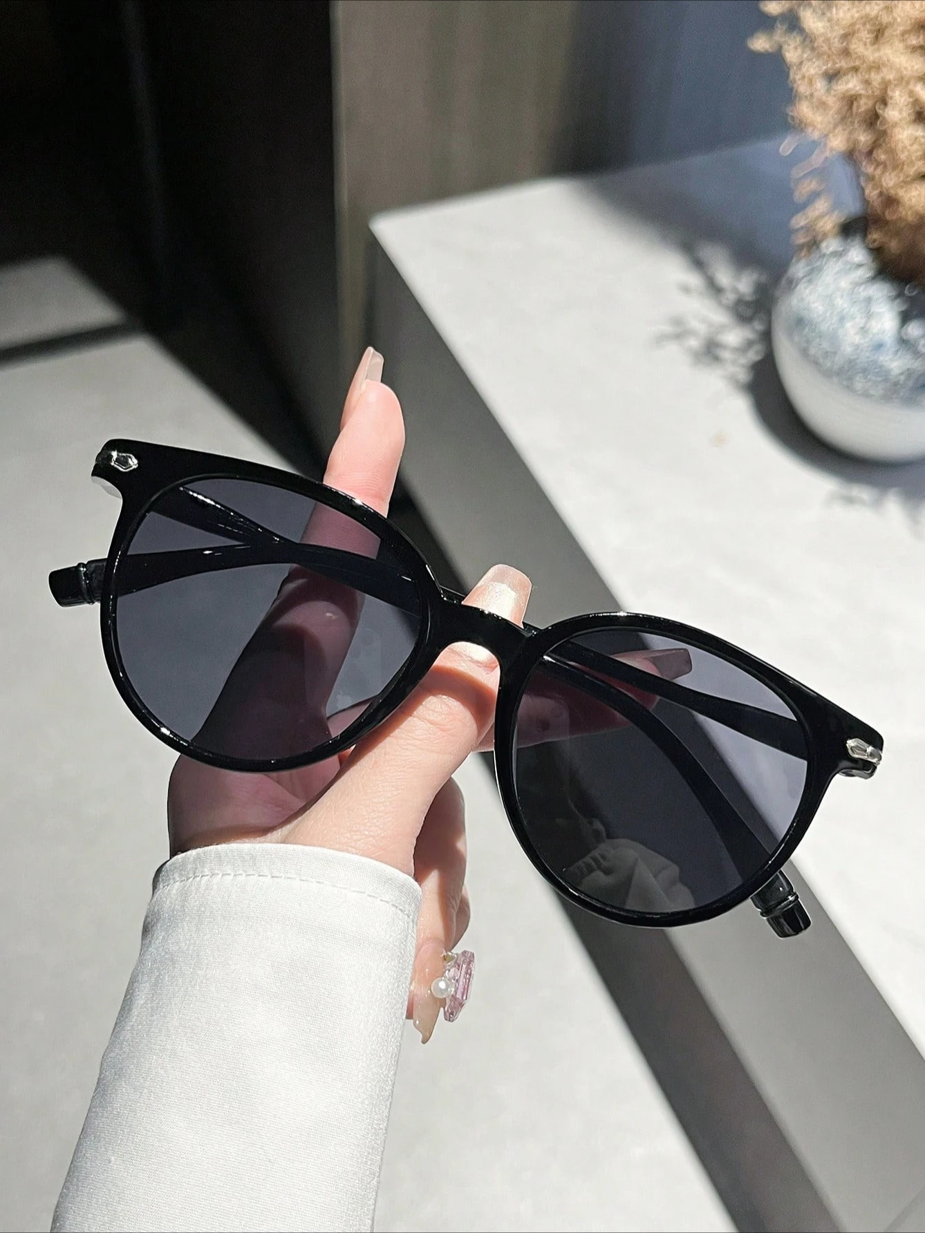 نظارات شمسية سوداء كلاسيكية مستديرة تناسب الجميع بتصميم بسيط للجنسين، مناسبة للتصوير الفوتوغرافي والحماية من الأشعة فوق البنفسجية.