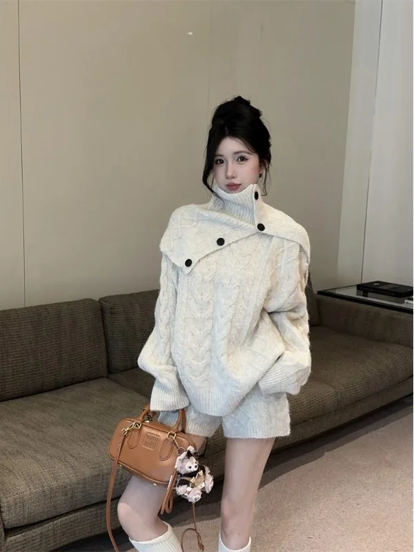 

Модный вязаный свитер с высоким воротником и шорты с широкими штанинами: комплект из трех предметов для женщин, весна 2026, новинка, в стиле ленивого ретро