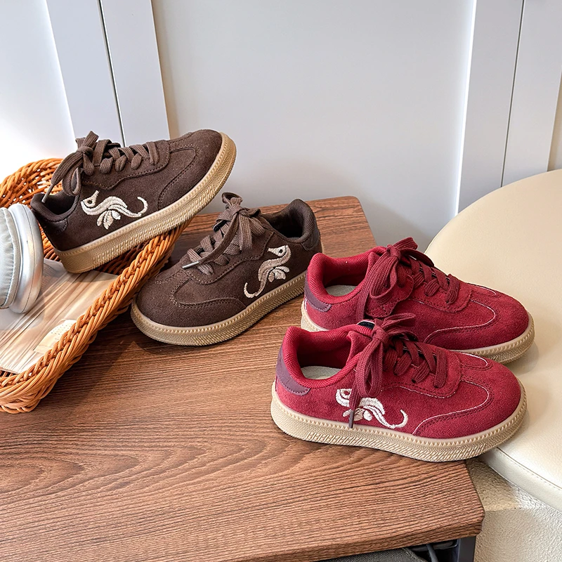 

Модные универсальные кроссовки для мальчиков и девочек, новинка 2023 года, осенняя прогулочная обувь для малышей, удобные классические детские школьные кроссовки на мягкой подошве