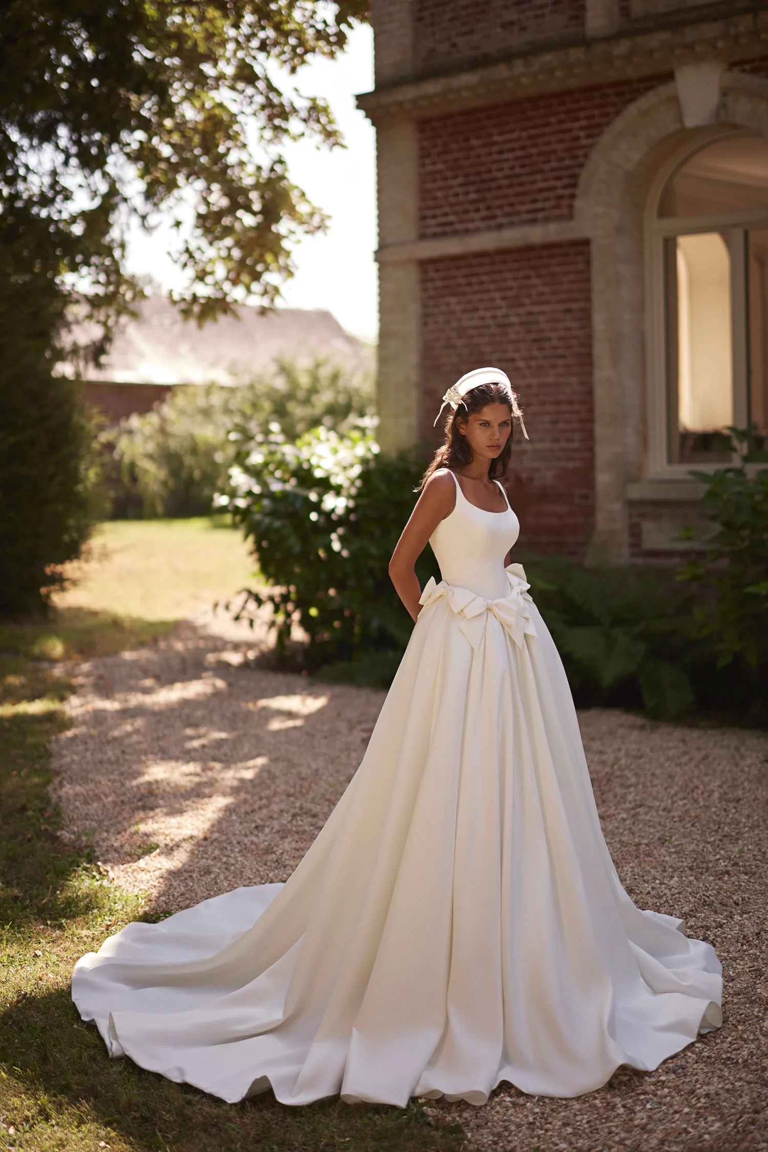 Miękkie satynowe suknie ślubne w kształcie litery A z kokardą w talii, dekoltem w łódkę, proste suknie ślubne DW1076