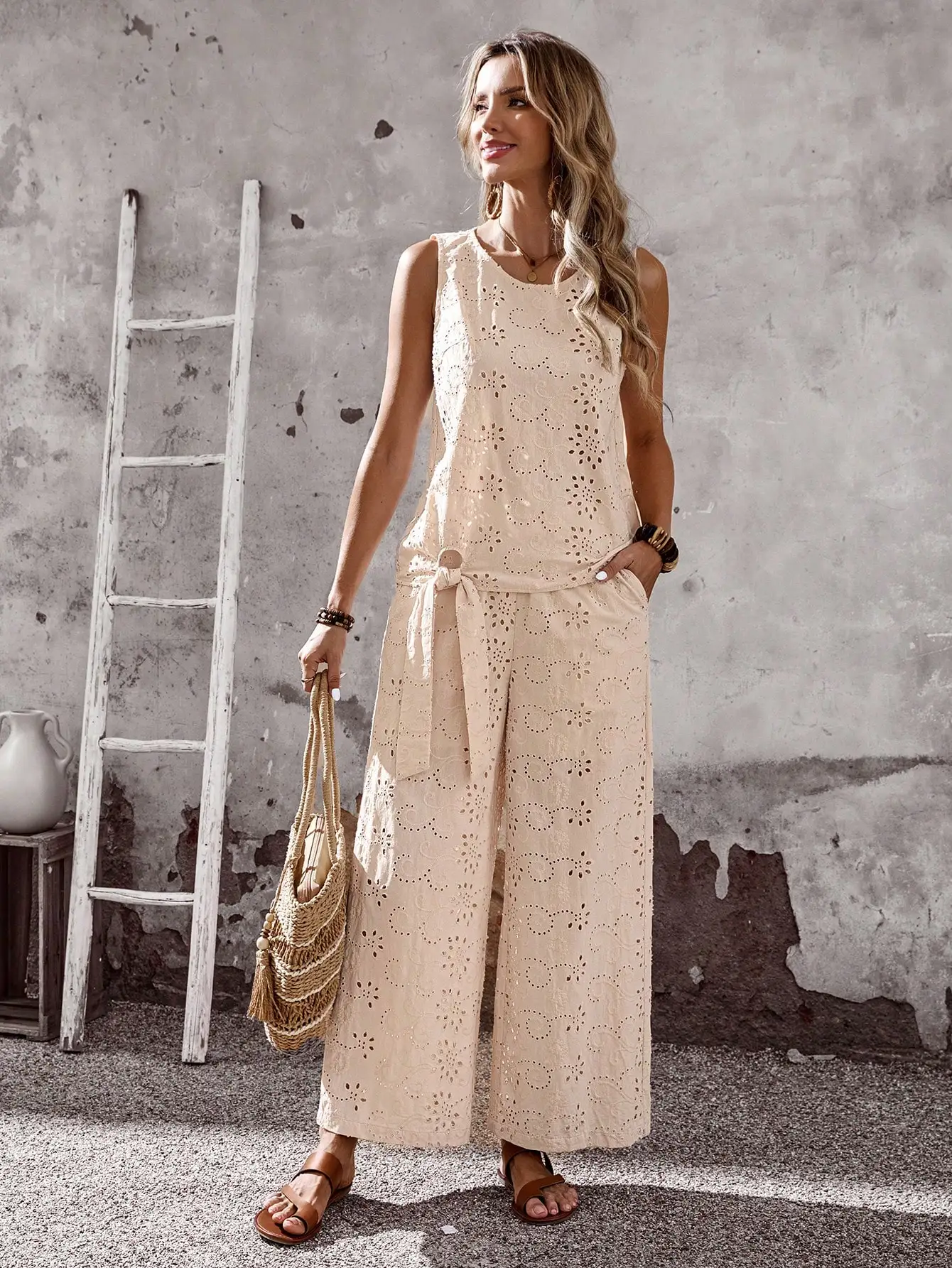 

Женский летний комплект в стиле бохо: топ без рукавов и широкие брюки с цветочной вышивкой