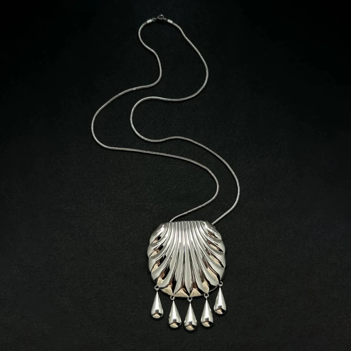Elegant Classic Shell Tassel Pendant Necklace for Women Unique Design Fashionable Accessory Suitable for Parties And Gatherings