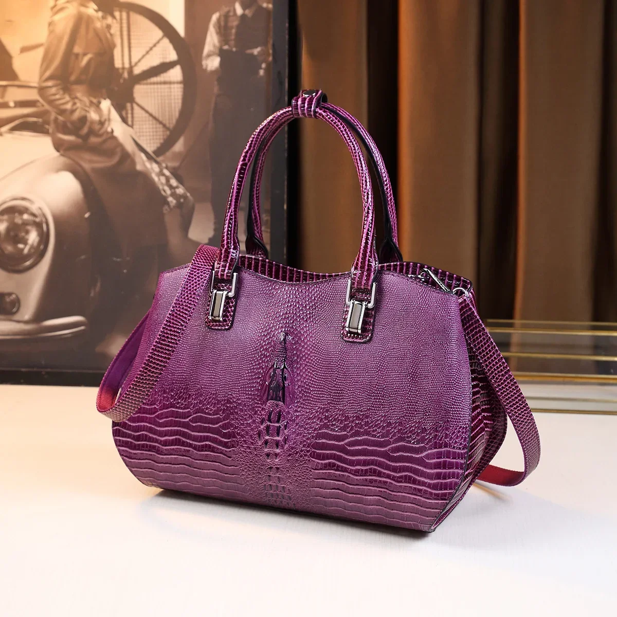 Large capacity, light luxury, stylish and versatile handbag for middle-aged mothers with crocodile pattern