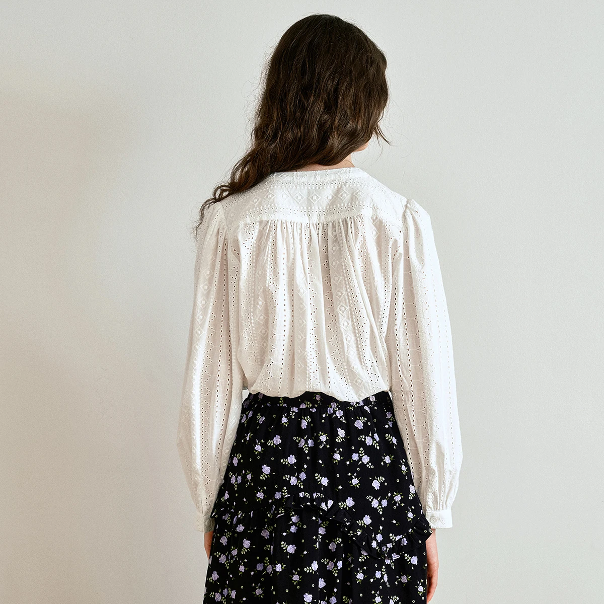 OLrain المرأة الجديدة الفرنسية شيك الخامس الرقبة بلوزة الخريف طويلة الأكمام قميص مع مخرمة التطريز مطاطا الكفة التفاصيل O57QC000336