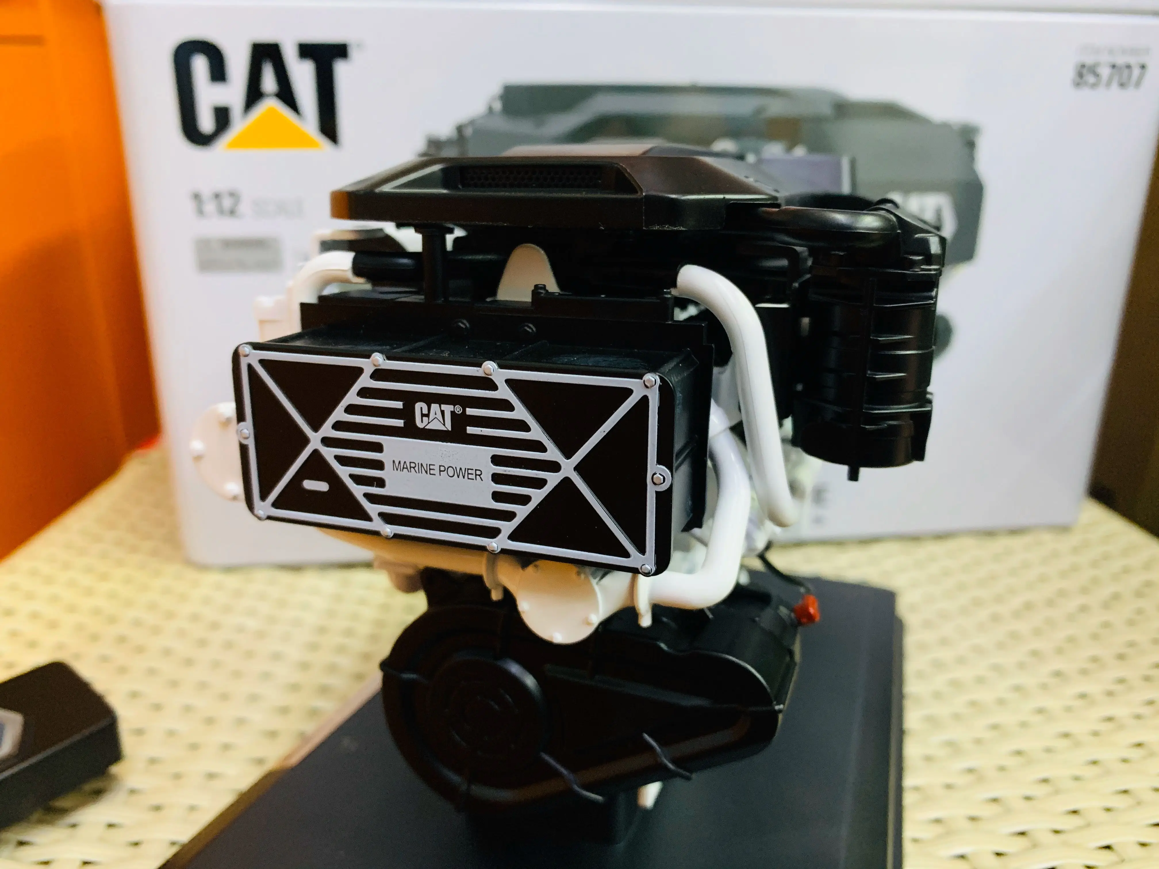 Brinquedo de liga em escala 1/25, modelo de engenharia dm c32b, motor marinho, caminhão, escavadeira, presente de aniversário de menino, decoração de cena fundida # 85707