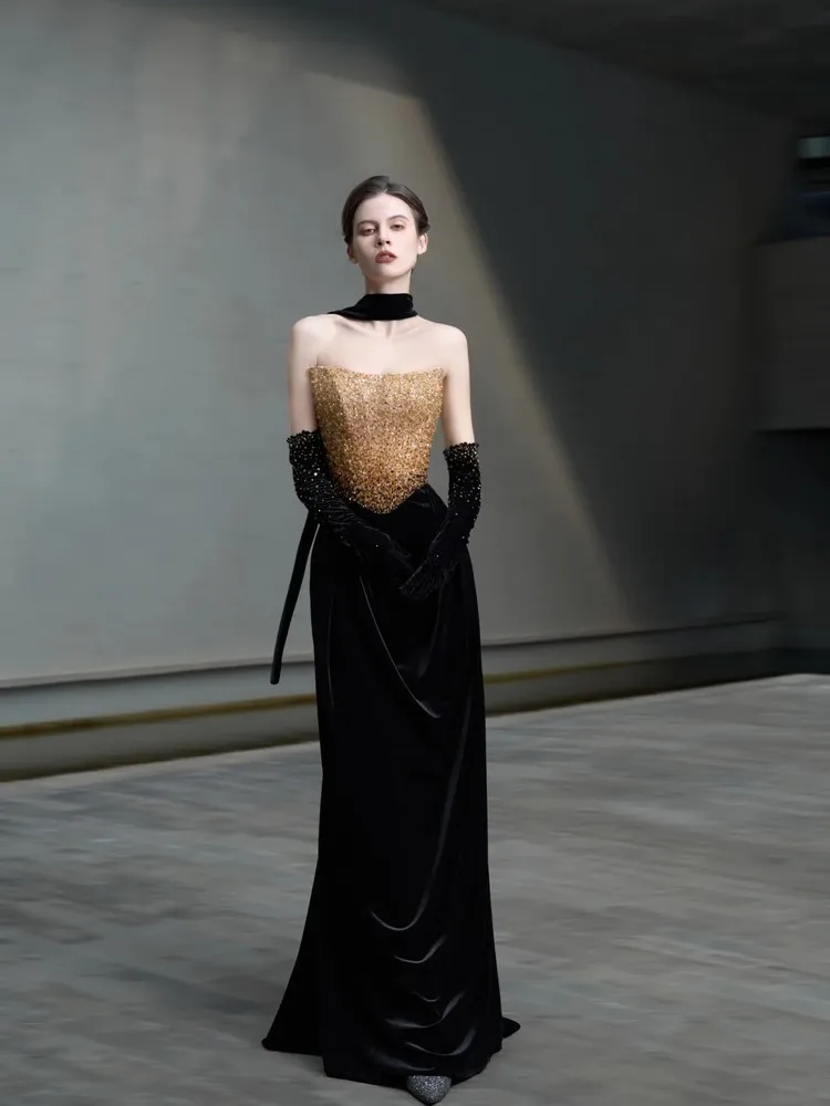 

A long black strapless dress for hosting light luxury banquet with toasting vibe and fishtail style