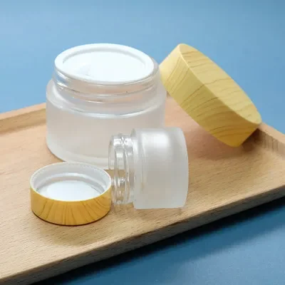 Grabado Crema para el cuidado de la piel Crema CBD Tapa de bambú Envases de vidrio esmerilado Frascos de crema facial Paquete cosmético de bambú con tapas de bambú