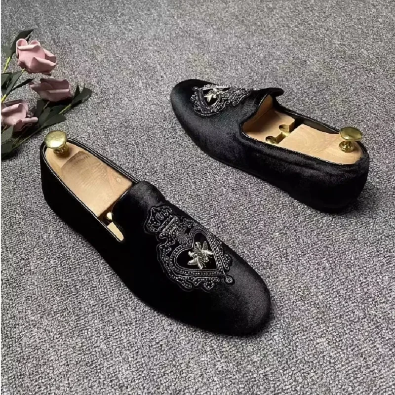 Moda británica para hombre, vestido transpirable para fiesta y discoteca, mocasines con remaches bordados de cuero vacuno, zapato de conducción perezoso sin cordones