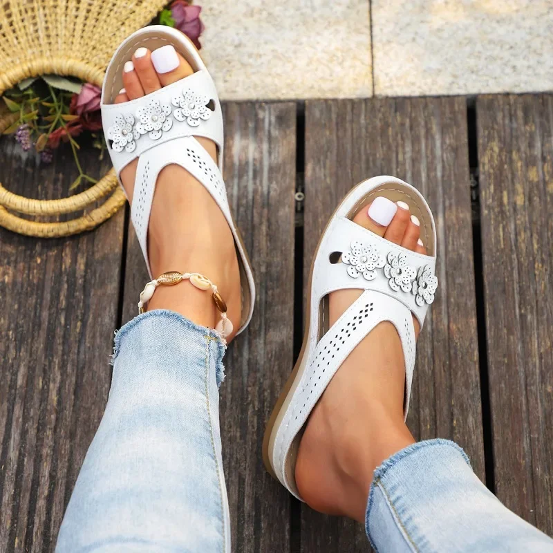 الأحذية النسائية 2025 رائجة البيع المفتوحة تو النعال النسائية حجم كبير في الهواء الطلق النعال غير رسمية النساء يزين جولة تو أسافين الصنادل