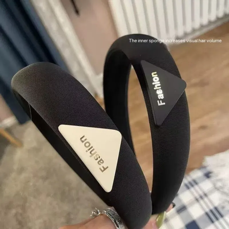 

Плотная повязка на голову с губчатой подкладкой и модной треугольной нашивкой - Объемный ободок для волос для женщин, нескользящая широкая повязка для укладки