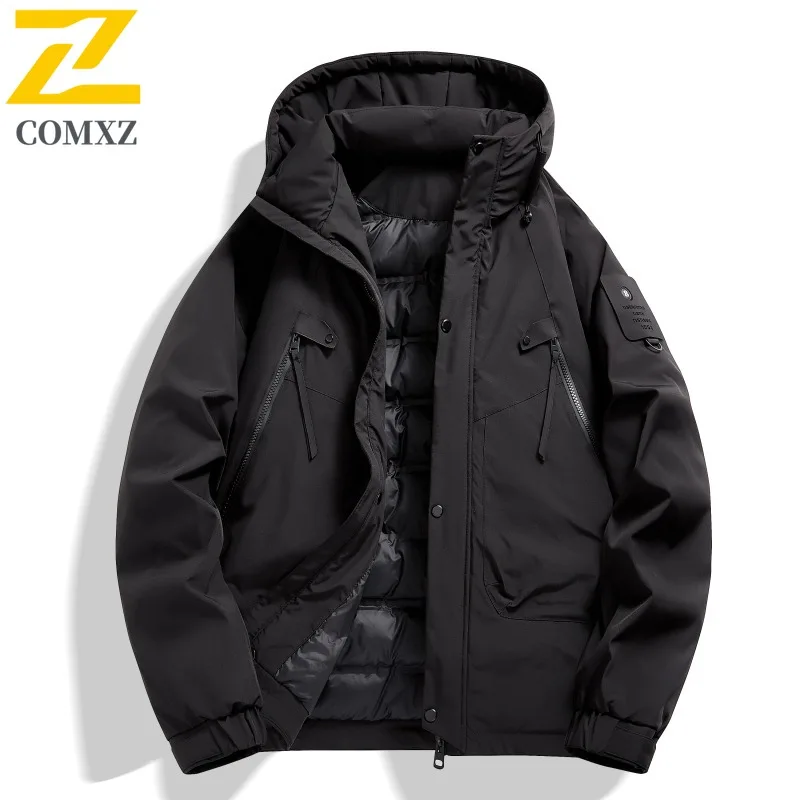 เสื้อแจ็คเก็ต COMXZ 2025 รุ่นกันหนาวแบบมีฮู้ด บรรจุขนเป็ดขาว 50% สไตล์ภูเขา สำหรับกิจกรรมกลางแจ้ง แนวสปอร์ต ลำลอง สำหรับผู้ชาย ให้ความอบอุ่น ป้องกันความหนาว