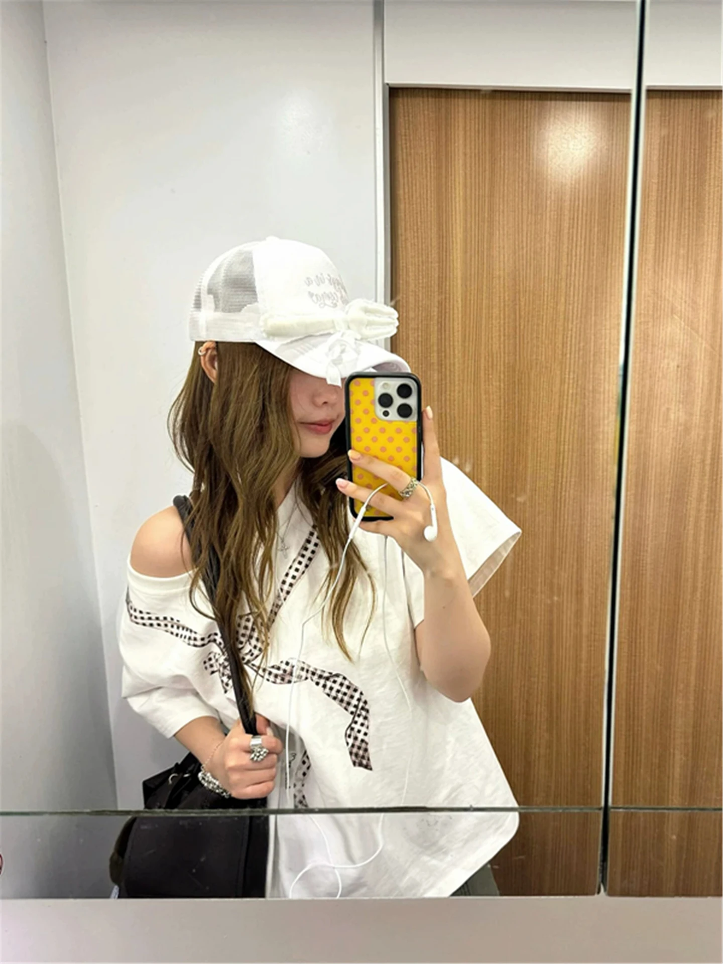 アメリカンスタイルノットプリント非対称ショルダー半袖Tシャツ女性夏ルーズホワイトショルダーベアデザイン… 1