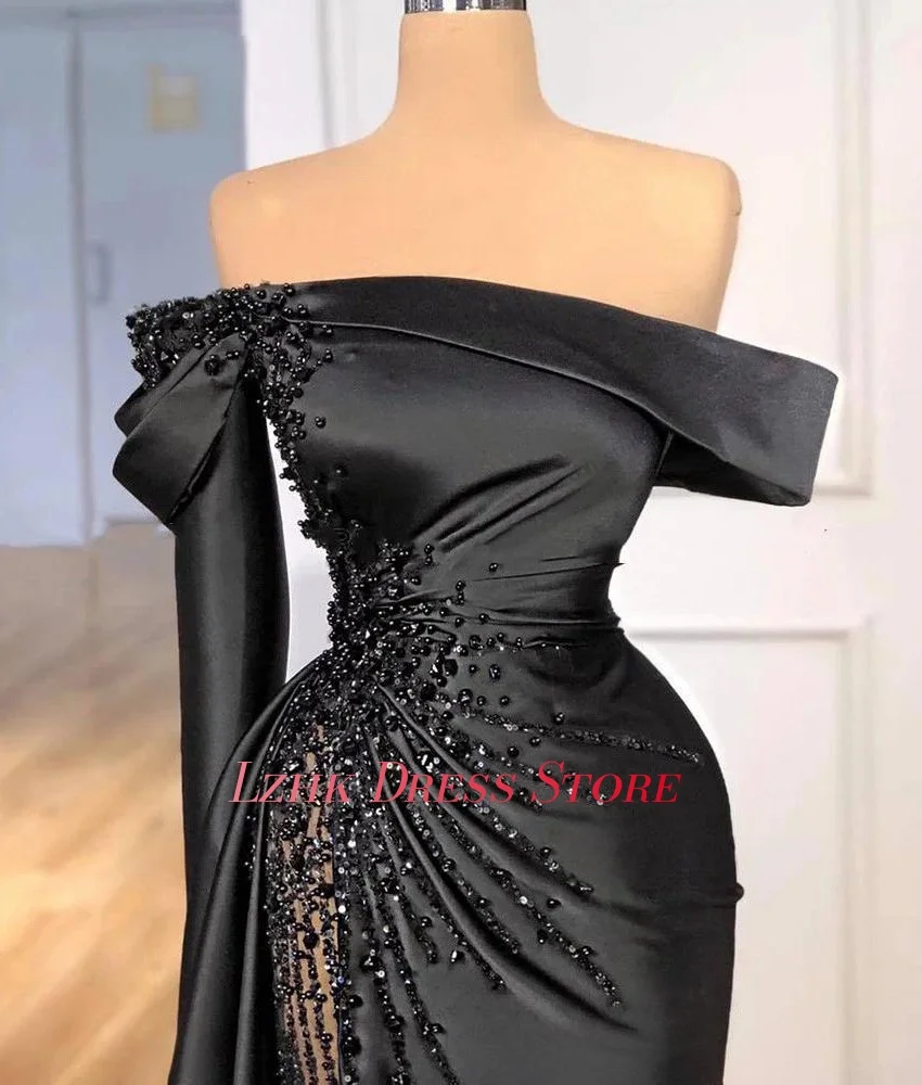 ชุดราตรีทรงเมอร์เมดผ้าซาตินแต่งคริสตัลประดับลูกปัดแบบเปิดไหล่ แขนยาว ดีไซน์เฉพาะตัว