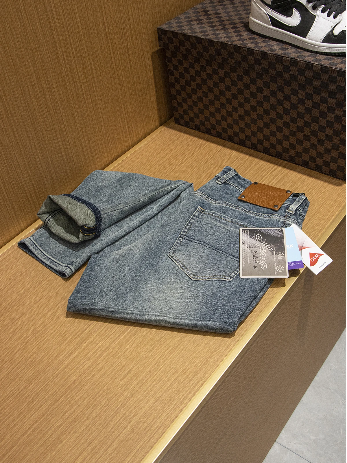 

Высококачественные эластичные мужские джинсы из хлопка слим-фит прямого кроя со съемной кожаной нашивкой, удобные, для весны и осени