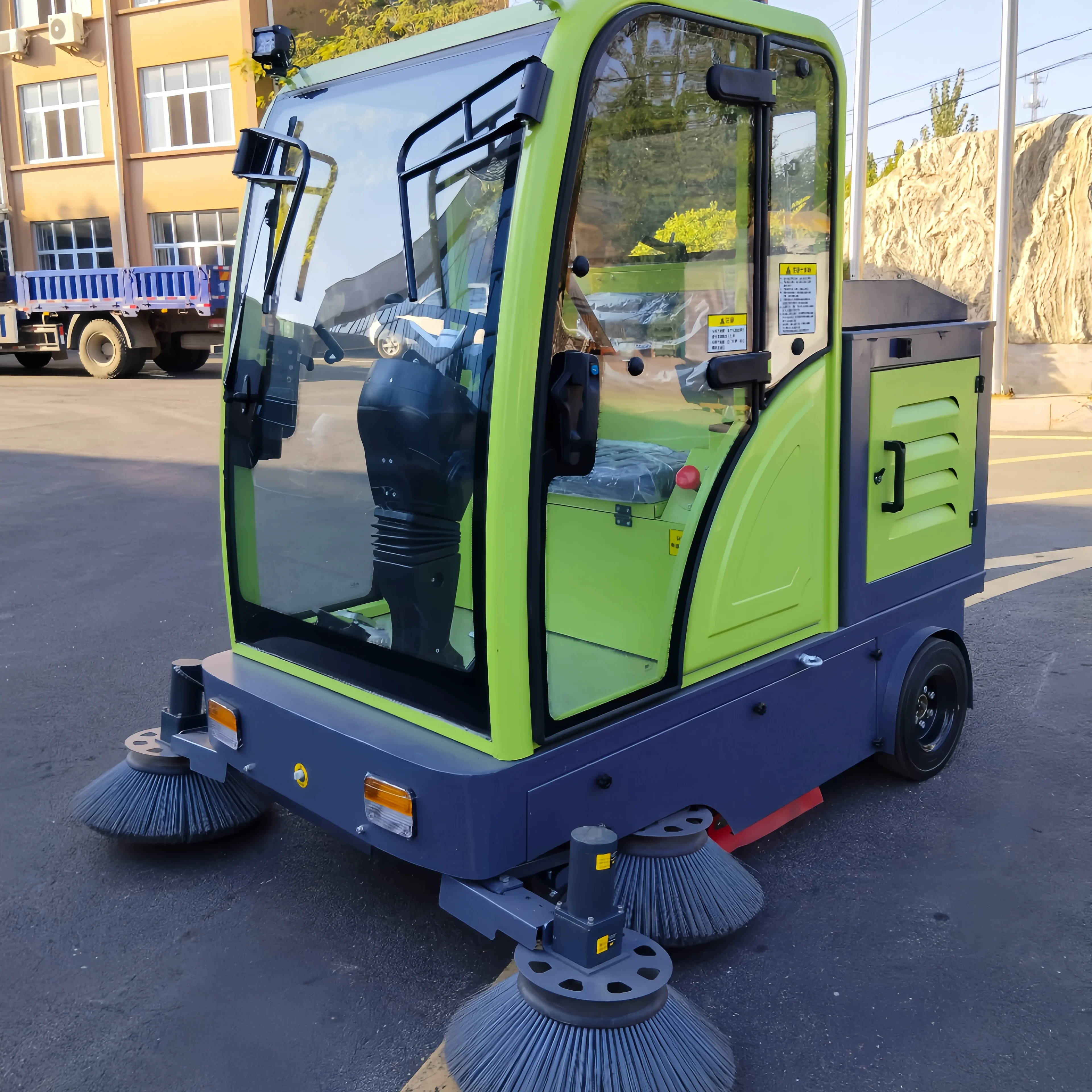 New Industrial Electric  Self-Propelled Floor Scrubber Robot with Dual Brushes and Side Brush Street Sweeper with CE certificate