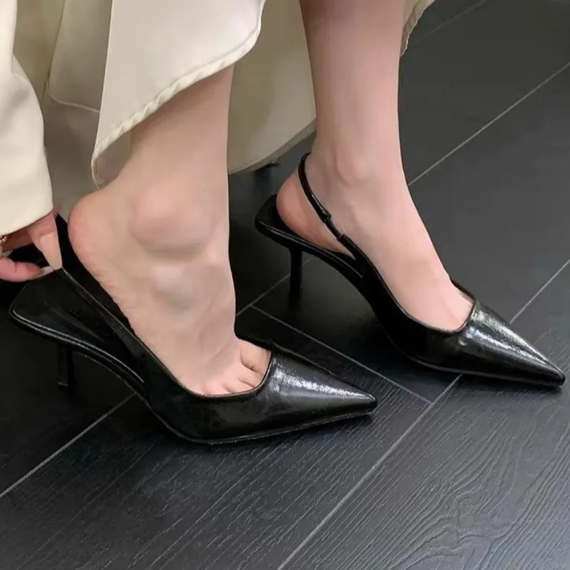 صنادل باوتو ريترو غير رسمية بتصميم جديد لصيف 2025 صنادل نسائية فرنسية بمقدمة مدببة وحزام واحد بكعب عالي بفم ضحل 35-40