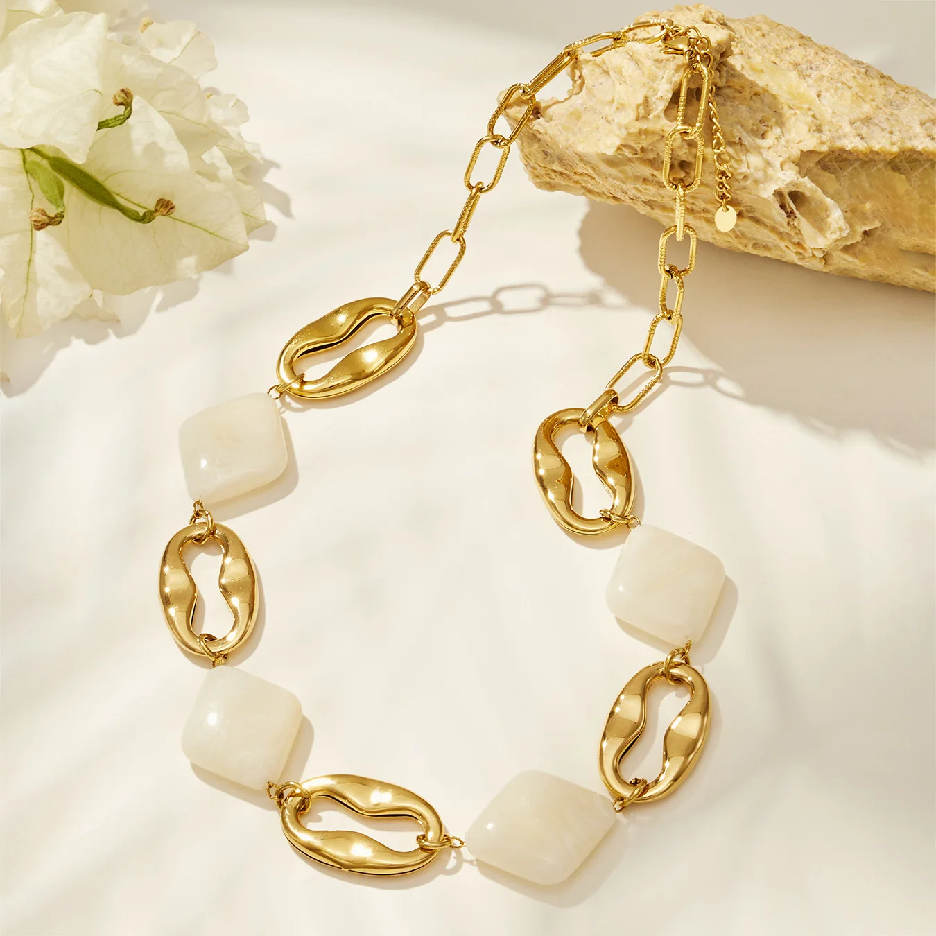 Chunky Link Choker Halskette 18k Vergoldete Edelstahl-Halskette mit Harz-Verzierungen und Ovaler Hohler Kette, Statement-Kragen-Halskette – Detail 12