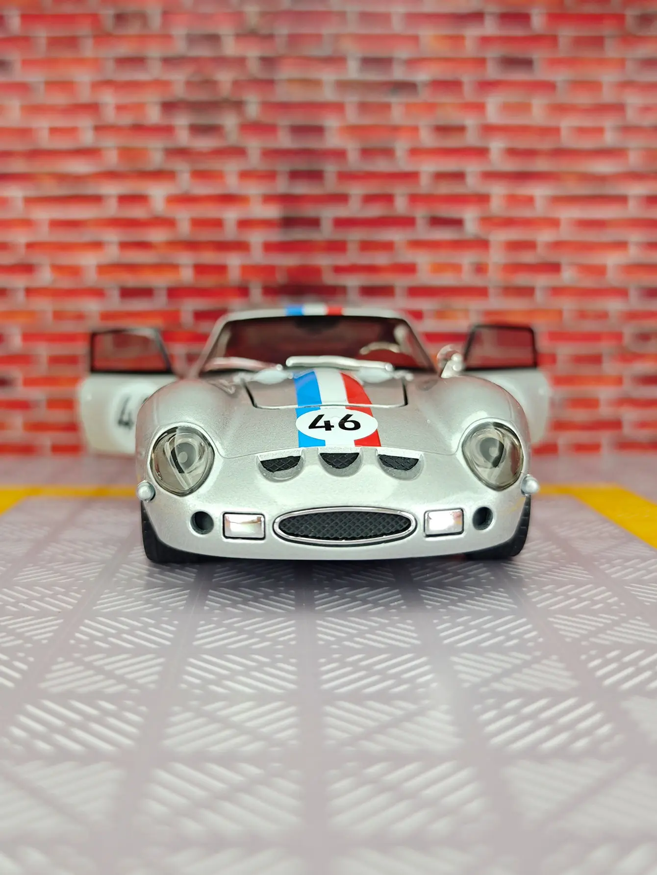 

Модель суперкара Ferrari 250 GTO из сплава, масштаб 1:32, с открывающимися дверями, капотом и багажником, со звуковыми и световыми эффектами.