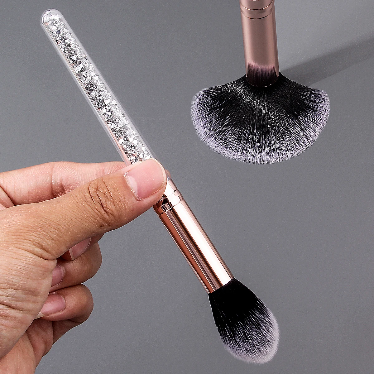 Alto nivel de apariencia, exquisito pincel de maquillaje con mango de diamante, cabezal de cepillo de cerdas suaves de llama, pincel para colorete, pincel de alto brillo