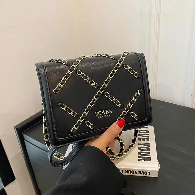 

Уникальная дизайнерская женская сумка 2025 года. Винтажная квадратная сумка через плечо с широким ремешком. Роскошная нишевая сумка через плечо.