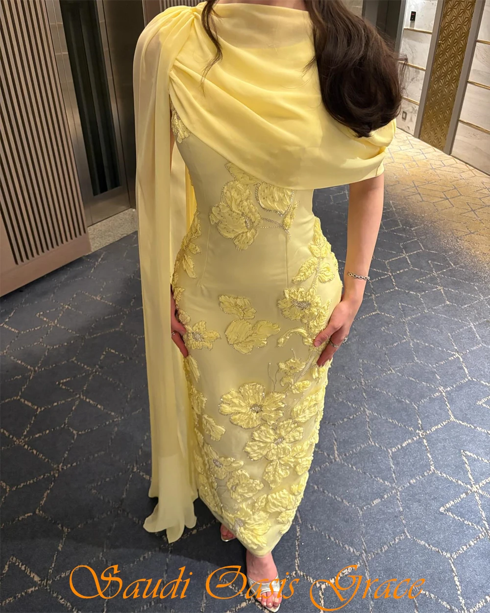 Elegancka, żółta sukienka wieczorowa z dżerseju, szyta na miarę, formalna, z dekoltem typu O, z szalem, sukienki koktajlowe, klasyczna, prosta, z aplikacjami, suknie celebrytów.